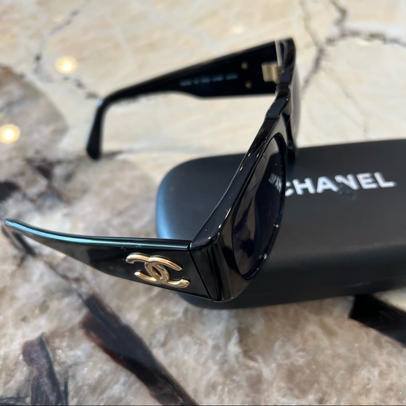 VINTAGE EUCChanel Authentic Sunglasses With Case No Scratches no sign of wear - Picture 5 of 13